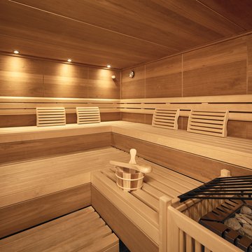 Ferienwohnung im Zillertal mit Panoramablick Moderner Holzsauna Innenraum mit Bank und Saunaofen