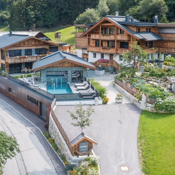 Deine Unterkunft im Zillertal – Urlaub bei Freunden Ländliches Hotel mit Schwimmbad und Garten in grüner Berglandschaft